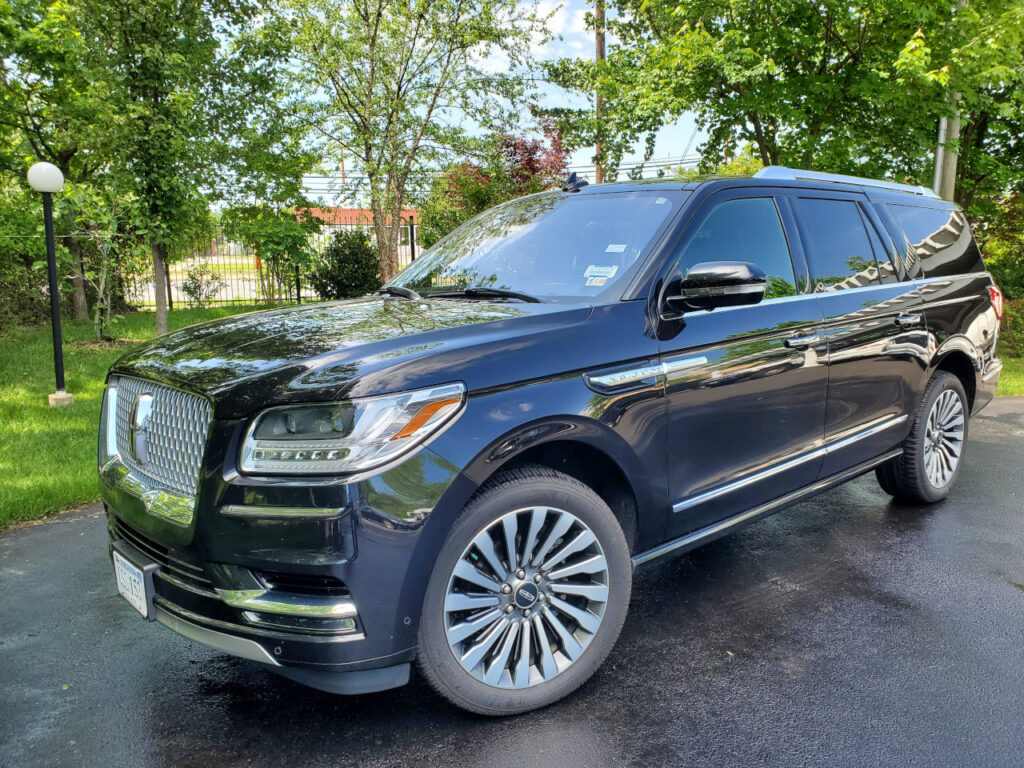 Exterior view of the Lincoln Navigator Car